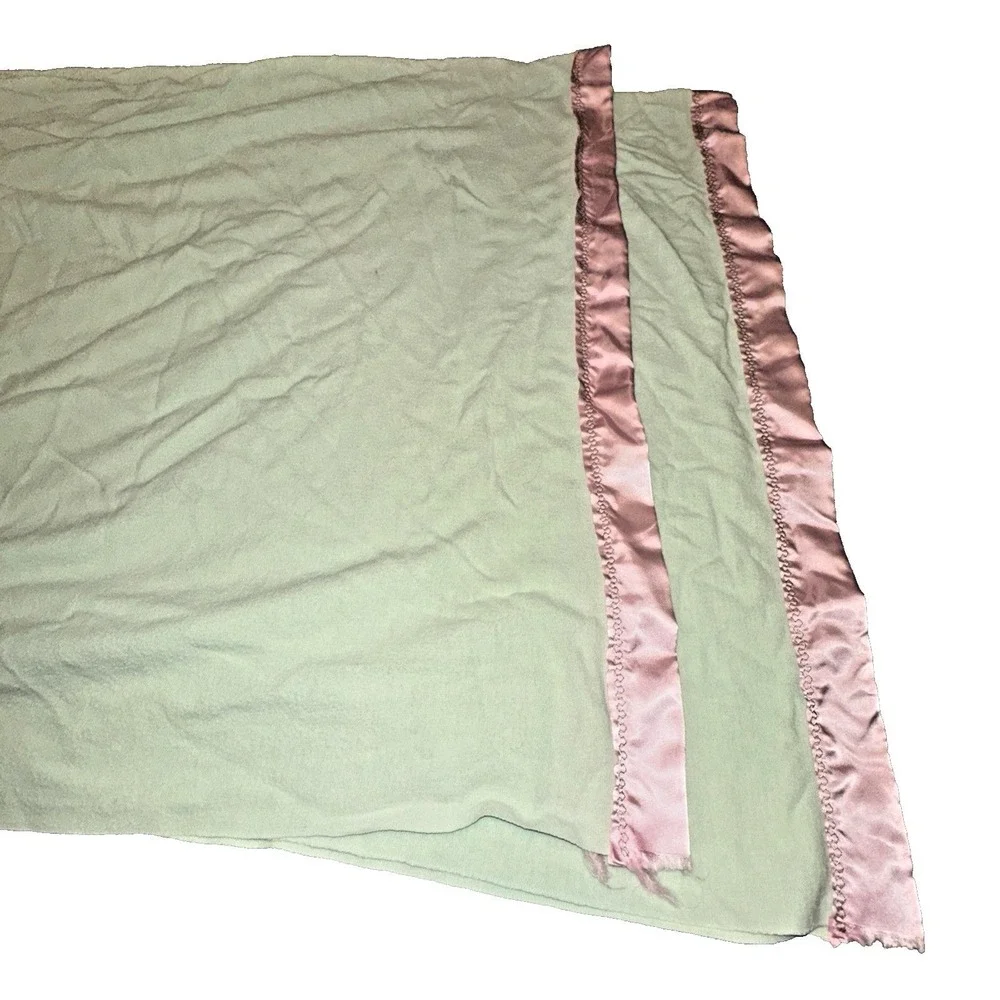 VTG Pink Satin Trimmed Light Green Blanket 76 X 62 Inches (Full Size) VGVC